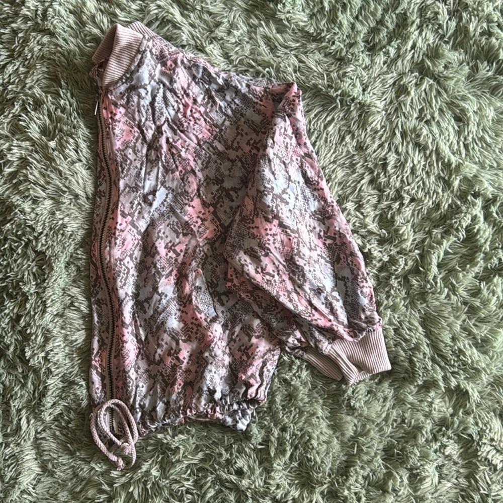 Steve Madden lightweight Sweater Alligator Tie Dye Print